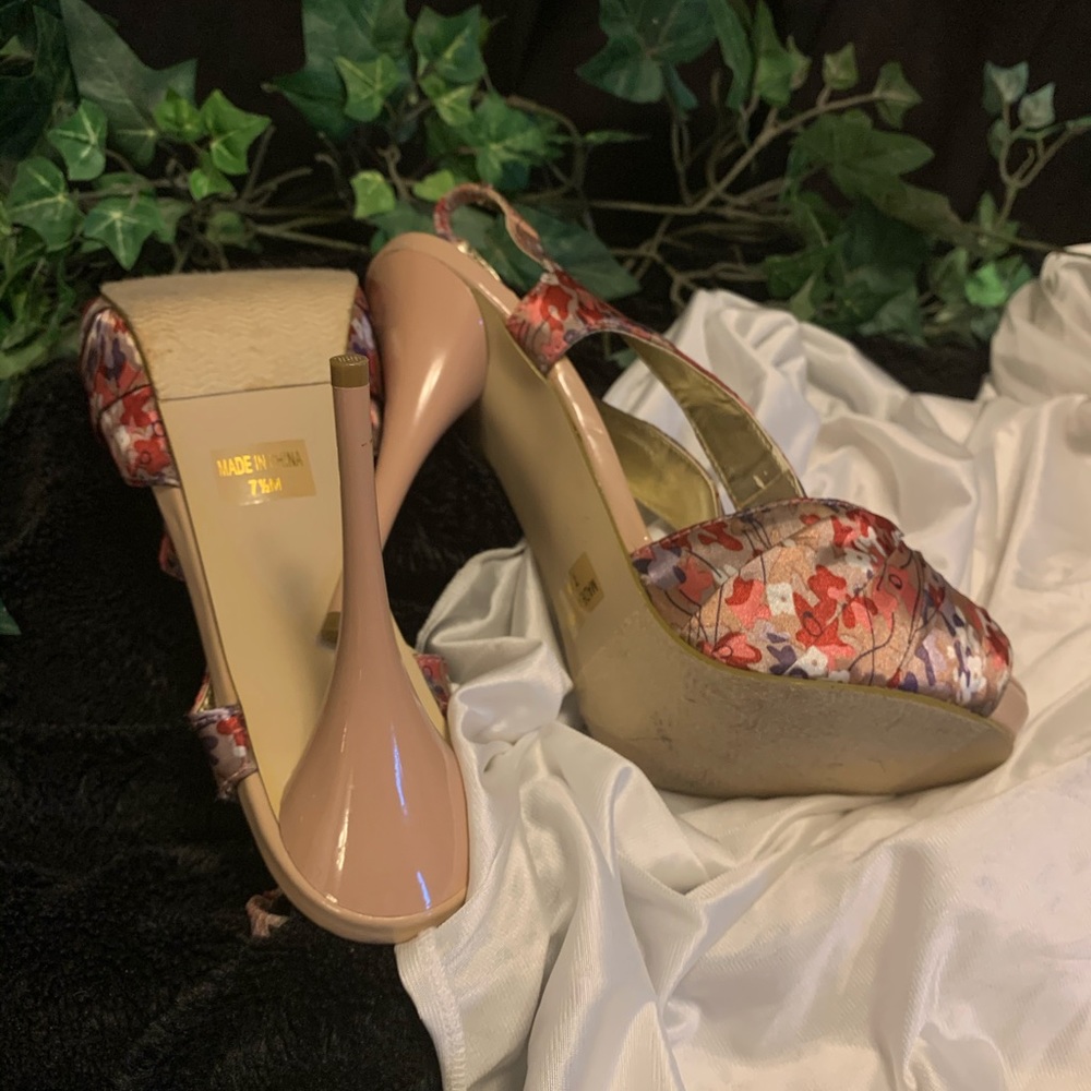 💕2X HOST PICK💕 SATINY FLORAL PLATFORM HEELS - Picture 5 of 7